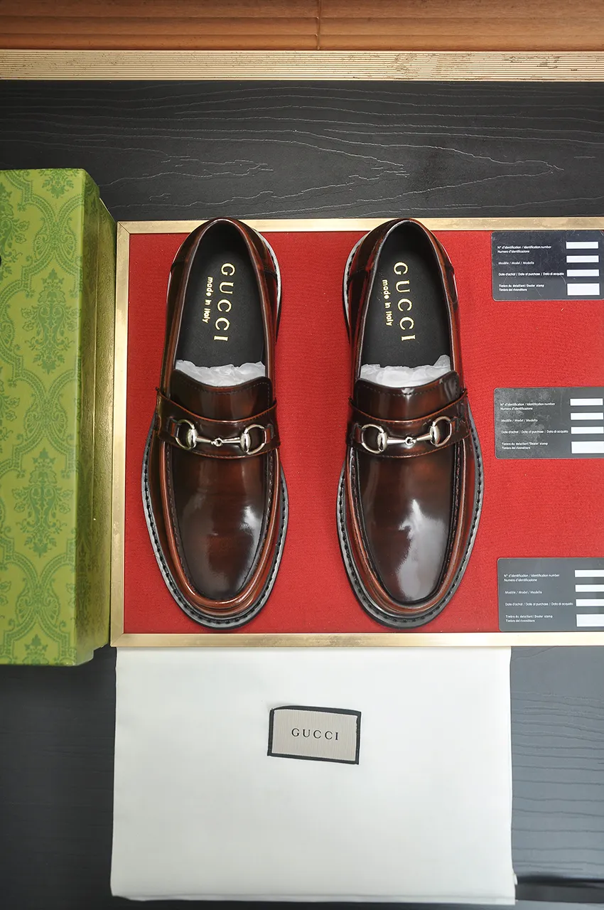 Men's shoes💰540💶Italy's top luxury men's shoe giant (GUCCI) (Gucci) (full cowhide lining) new arrival🍃Original European style🔰 Pleasant to the eye😍In order to make the shoes more durable and non-deformable🌀The production continues to follow traditional methods but there is still no lack of innovation💪Choose original sheepskin for the leather♻️ Smooth and natural And extra bright ⭐Made of imported cowhide, the first choice of rich people 38-45 (45 customized)